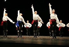 Unter schwarzer Flagge: Mit "Spirit of the Caribbean" &uuml;berzeugten die T&auml;nzerinnen beim Deutschen Ballettwettbewerb. - Foto: Privat