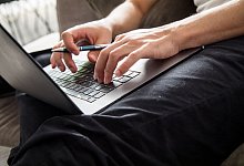 Eine Person am Notebook - Christin Klose/dpa-tmn