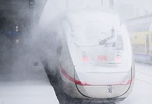 ICE steht w&auml;hrend eines Schneesturms am Bahnhof - Julian Stratenschulte/dpa/dpa-tmn