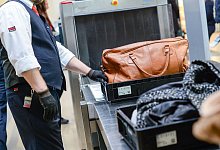 Was muss alles in die Gepäckwannen? Wer das weiß, sorgt am Sicherheitscheck für einen etwas rascheren Ablauf. - Jens Kalaene/dpa-Zentralbild/dpa-tmn