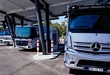Lastwagen im Mercedes-Benz Trucks KundenCenter. - Uwe Anspach/dpa