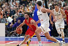 Franz Wagner (r) war im Spiel gegen Montenegro umgeknickt. - Soeren Stache/dpa