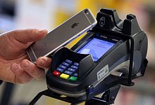 Bezahlen per Smartphone - Foto: Karl-Josef Hildenbrand/dpa/Illustration