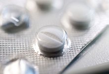 Eine Tablette mit Sollbruchkannte in einem Blister - Andrea Warnecke/dpa-tmn