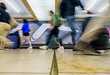 Passagiere im Flughafen Frankfurt/Main - Andreas Arnold/dpa/dpa-tmn