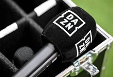 Ein Mikrofon mit dem Logo von DAZN - Harry Langer/dpa/dpa-tmn