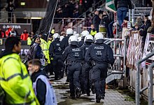Polizeiaufmarsch - Axel Heimken/dpa