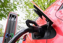 E-Auto - Julian Stratenschulte/dpa