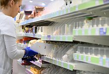 Eine Warenverr&auml;umerin r&auml;umt Produkte in das Regal eines Drogeriemarktes ein. Melek S. aus Werther h&auml;tte diesen Job gerne bei Rossmann in Werther erledigt. - picture alliance