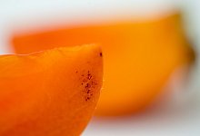 Braune Flecken im Kaki-Fruchtfleisch - Foto: Andrea Warnecke/dpa