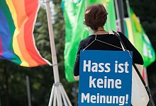 Hass kennt im Internet oft keine Grenzen - damit soll in der EU jetzt Schluss sein. - Frank Rumpenhorst/dpa