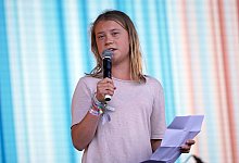 Die schwedische Klimaaktivistin Greta Thunberg steht während des Glastonbury Festivals in Worthy Farm in Somerset auf der Bühne und spricht zum Publikum. - Yui Mok/Press Association/dpa