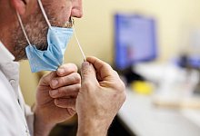 Ein Selbsttest im B&uuml;ro - Arbeitgeber und Besch&auml;ftigte m&uuml;ssen sich ab Sonntag auf neue Bedingungen zum Corona-Schutz am Arbeitsplatz einstellen. - Matthias Balk/dpa