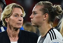 Martina Voss-Tecklenburg (l) und Alexandra Popp - Sebastian Gollnow/dpa