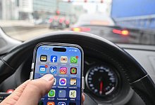 Handy am Steuer - Bernd Weißbrod/dpa