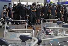 Demonstranten blockieren Flughafen - Foto: Kin Cheung/AP