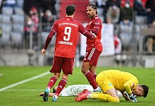Die Bayern um Robert Lewandowski (l) und Serge Gnabry taten sich erst schwer, aber gewannen am Ende souver&auml;n. - Tobias Hase/dpa