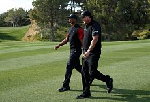 Phil Mickelson (r) und Tiger Woods bei einem Turnier in Las Vegas im Jahr 2018. - John Locher/AP/dpa