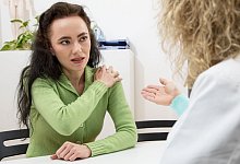 Knapp jeder Dritte wünscht sich von Medizinern, Therapeuten, Pflegenden oder bei der Krankenkasse mehr Offenheit für Kritik. - Christin Klose/dpa-tmn