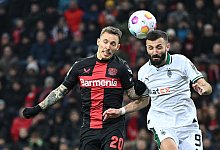 Leverkusens &Aacute;lex Grimaldo und M&ouml;nchengladbachs Franck Honorat (r) - Marius Becker/dpa