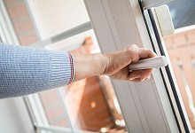 Eine Frau öffnet ein Fenster - Christin Klose/dpa-tmn