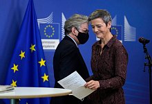 Laut EU-Kommissarin Margrethe Vestager (r) belasten die Sanktionen gegen Moskau die EU-Wirtschaft auch in den kommenden Monaten. (Archivbild) - Virginia Mayo/Pool AP/dpa