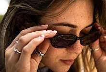 Eine Frau mit Sommersprossen und Sonnenbrille - Christin Klose/dpa-tmn