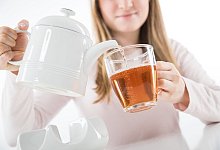 Schwarzteemischungen im Schadstofftest - Foto: Christin Klose