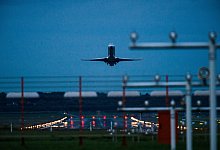 Flugzeug - Foto: Christophe Gateau/dpa