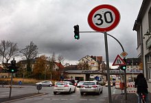 Auf der Paulinenstra&szlig;e, im Kreuzungsbereich Wotanstra&szlig;e, gibt es derzeitschon eine Geschwindigkeitsbegrenzung durch die Baustelle an derIndustriestra&szlig;e. - Vera Gerstendorf-Welle