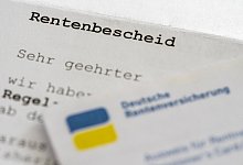 Rentenbescheid und Rentnerausweis - picture alliance / SZ Photo