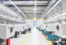 Machinery in empty factory shop floor - picture alliance / Westend61