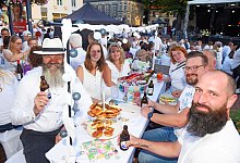 Dinner in White in Lage - Nicole Ellerbrake