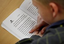 Grundsch&uuml;ler beim Lesen - Foto: Felix Heyder/dpa