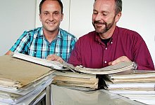 Arbeiten sich durch die Akten: Frank Striewe wird das Amt von Eduard Menke (rechts) vorerst kommissarisch übernehmen. - Foto: privat
