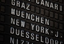 Anzeigetafel am Flughafen - Foto: Sebastian Gollnow/dpa