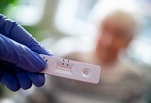 Corona-Test - Foto: Sebastian Gollnow/dpa