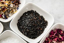 Schwarzes Hawaii-Salz in einer Schale - Christin Klose/dpa-tmn