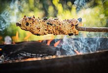 Stockbrot mit Oliven-Feta-Teig - Christin Klose/dpa-tmn