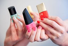 Frauen mit lackierten Fingernaegeln - Mascha Brichta/dpa-tmn