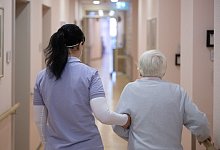 Pflegefachkraft - Sebastian Gollnow/dpa