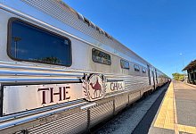 Der Ghan von au&szlig;en mit dem ikonischen roten Kamel-Logo - Carola Frentzen/dpa-tmn