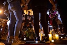 Angeh&ouml;rige und Freunde von Daunte Wright nimmt in Minneapolis an einer Gedenkveranstaltung teil (Archivbild). Der 20-J&auml;hrige war im April 2021 n&ouml;rdlich der Metropole bei einem Polizeieinsatz erschossen worden. - Christian Monterrosa/AP/dpa