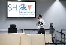 Der Vorsitzende Richter Dominik Gro&szlig; auf dem Weg in den Gerichtssaal. - Marcus Brandt/dpa Pool/dpa