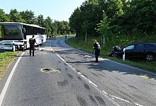 Auto und Schulbus prallen zusammen - zwei Schwerverletzte - Foto Bludau/dpa