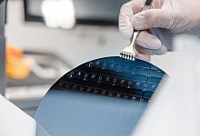 Halbleiter-Scheibe von Black Semiconductor - Martin Braun/Black Semiconductor/dpa