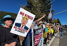 «No Kings» Demonstrationen - Truckee - Barbara Munker/dpa