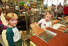 vl-pit-und-stella-befullen-die-spekulatius-maschine-mit-teig - Nicole Ellerbrake