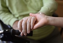 Ber&uuml;hrung - Jens Kalaene/dpa-Zentralbild/dpa/Symbolbild