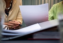 Zwei Frauen bei einem Beratungsgespräch - Nico Tapia/dpa-tmn